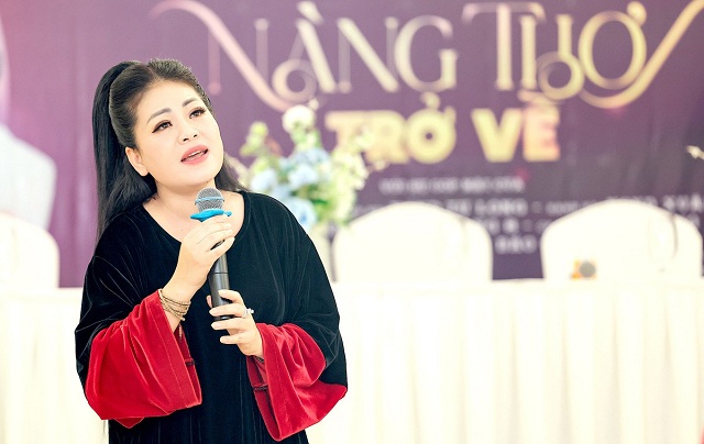 ca-si-anh-tho-vao-vai-ba-dong-nat-trong-live-show-tri-an-que-huong