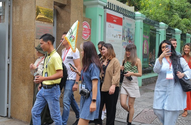 Du khách khám phá Sài Gòn bằng tour đi bộ miễn phí