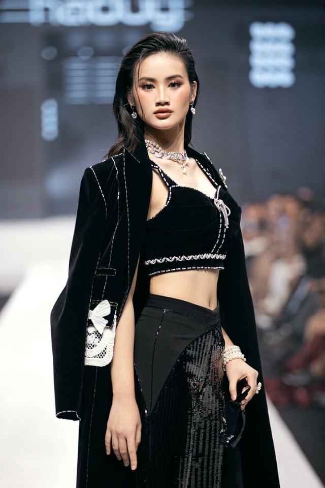 Hoa hậu Ý Nhi trở lại sàn diễn thời trang sau thời gian đi du học