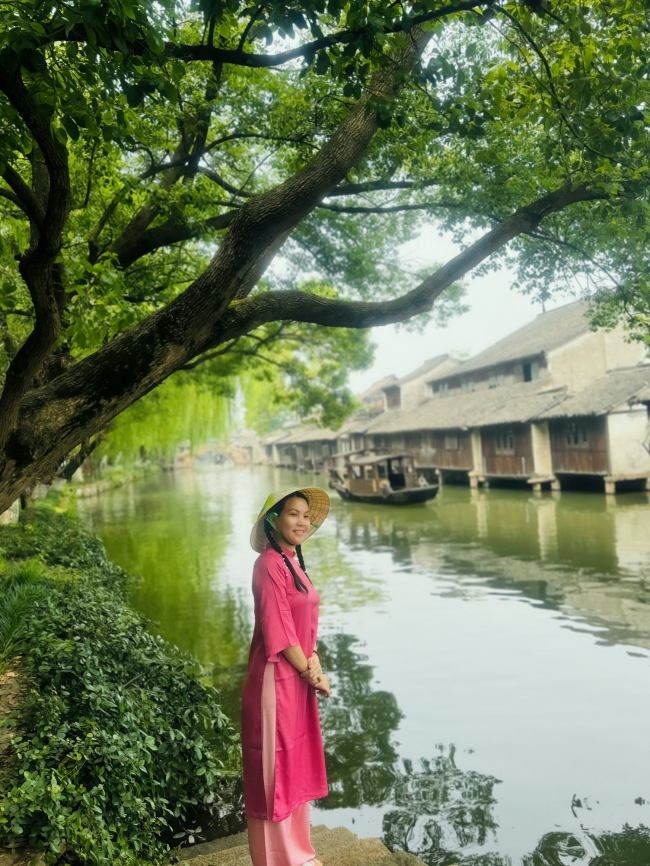 nghe-si-truc-thy-dien-ao-dai-me-thien-nhien-tren-ben-thuong-hai-tgnguoinoitieng6