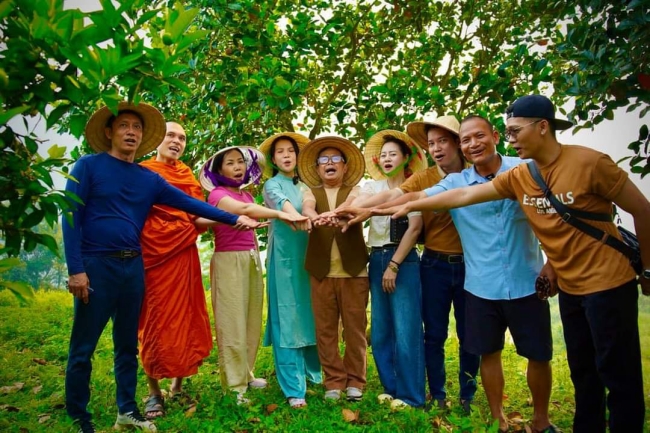 nghe-si-truc-thy-dien-ao-dai-me-thien-nhien-tren-ben-thuong-hai-tgnguoinoitieng8