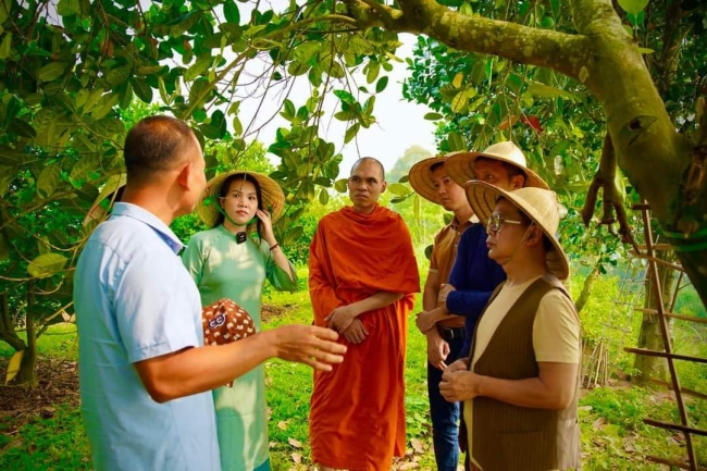 nghe-si-truc-thy-dien-ao-dai-me-thien-nhien-tren-ben-thuong-hai-tgnguoinoitieng9