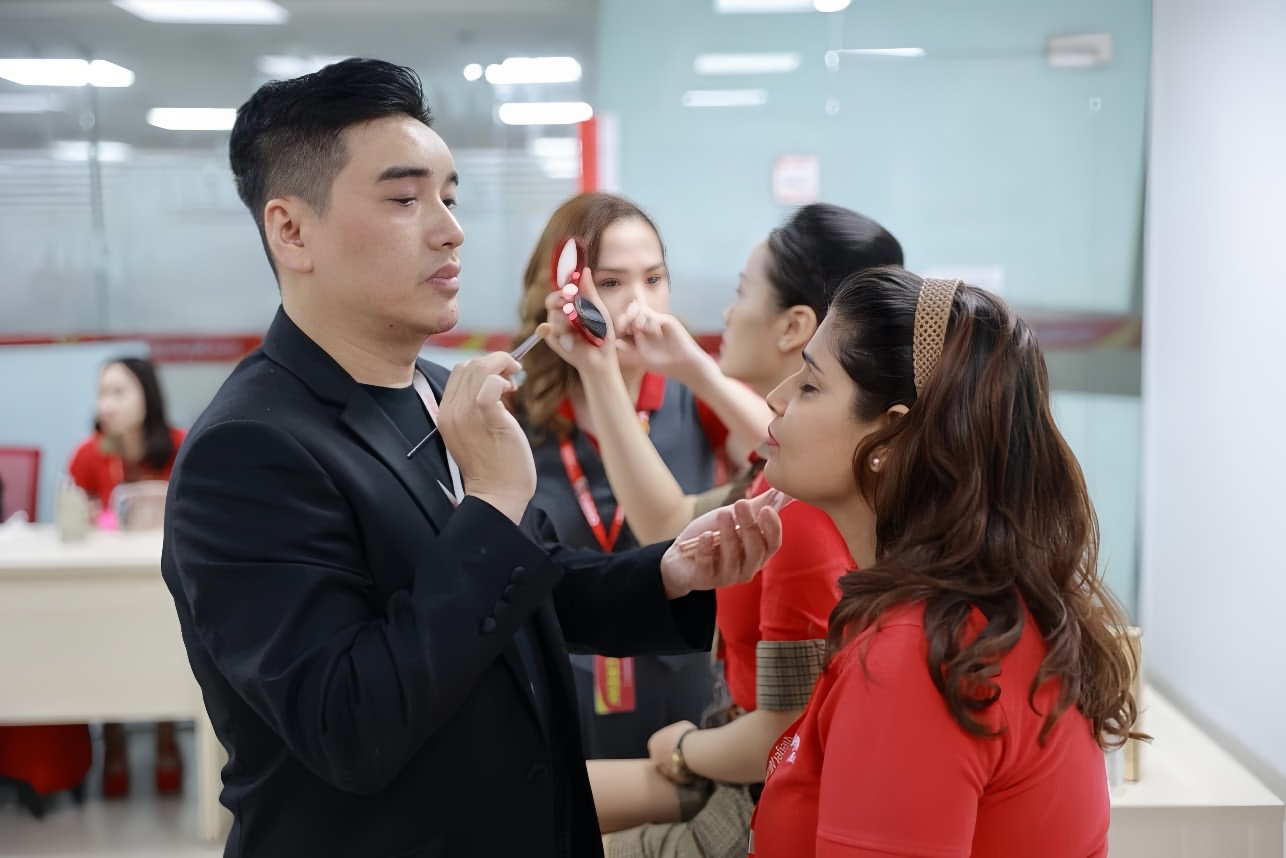 phu-thuy-le-tat-dat-makeup-ghy-lam-dep-cho-nguoi-khong-chi-bang-co-ve-tgnguoinoitieng