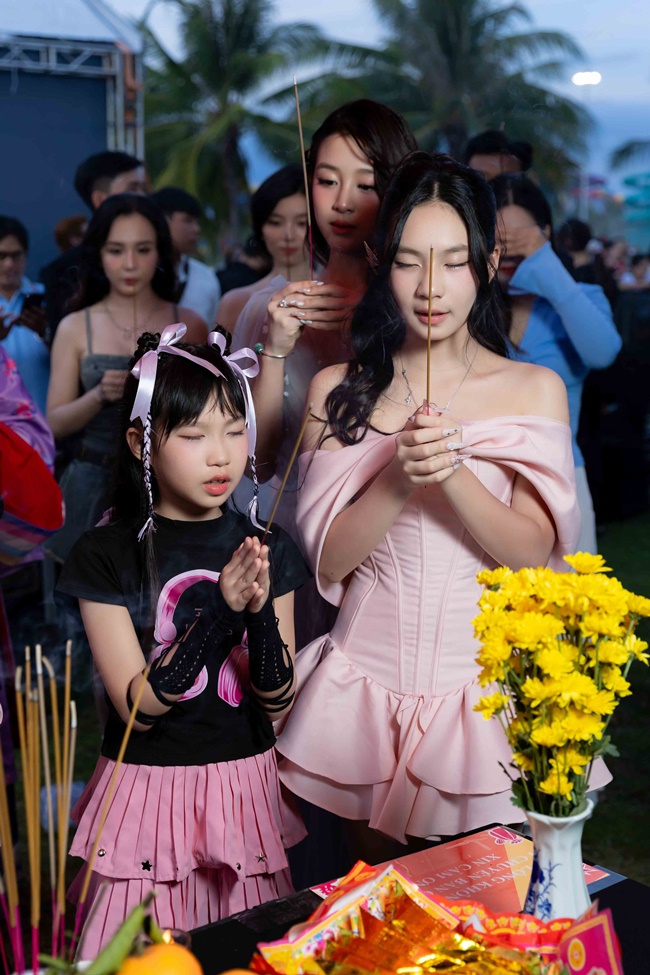 ly-hai-bat-mi-3-dai-canh-lon-trong-lat-mat-8-vong-tay-nang-voi-gan-10000-khan-gia-tai-buoi-showcase-tgnguoinoitieng 17