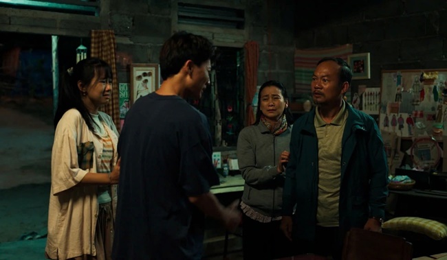 ly-hai-lay-nuoc-mat-voi-nguoi-me-mu-chu-trong-lat-mat-8-vong-tay-nang-tgnguoinoitieng 1