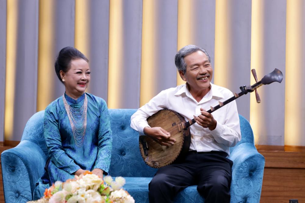 NSND Hồng Vân ngưỡng mộ chuyện tình 50 năm của đôi nghệ sĩ đờn ca tài tử Song Oanh và Sáu Hưng