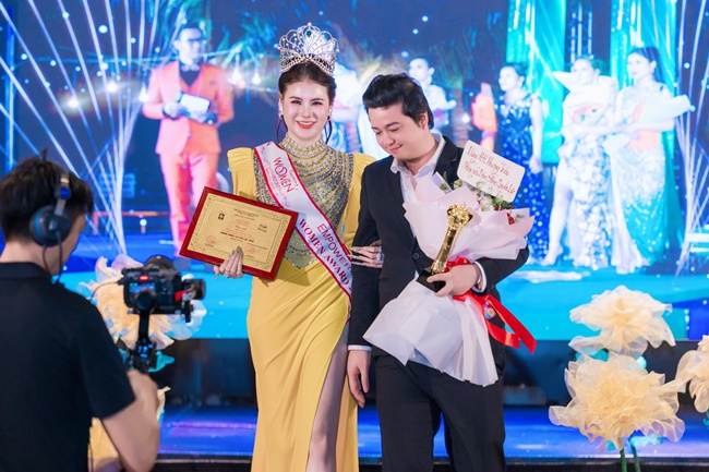 hoa-hau-phuong-trieu-toa-sang-khi-duoc-vinh-danh-bong-hong-quyen-luc-2025tgnguoinoitieng02