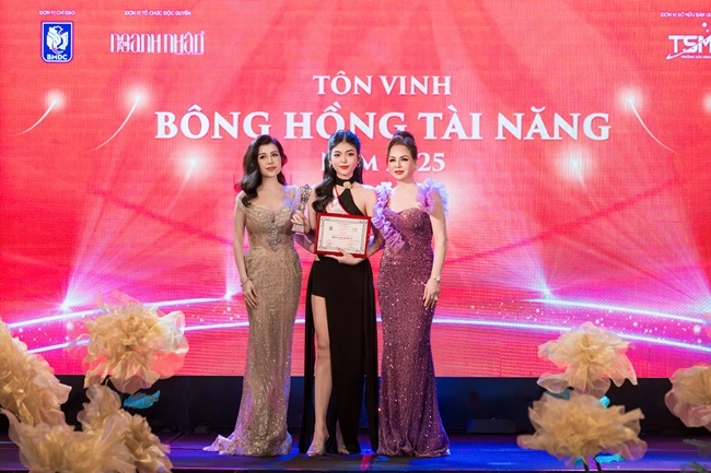 dj-nguyen-hong-doan-doll-rang-ro-nhan-giai-bong-hong-tai-nang-TGNGUOINOITIENG 3