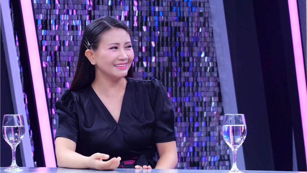 dien-vien-huynh-ngan-mc-phuong-uyen-ban-luan-ve-chuyen-chong-di-den-mo-tgnnt