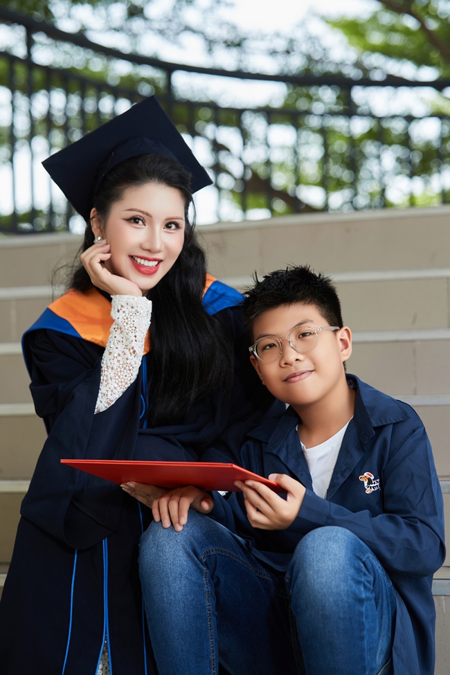 hoa-hau-hang-khong-loan-vuong-nhan-2-bang-thac-si-trong-vong-6-thang- 4