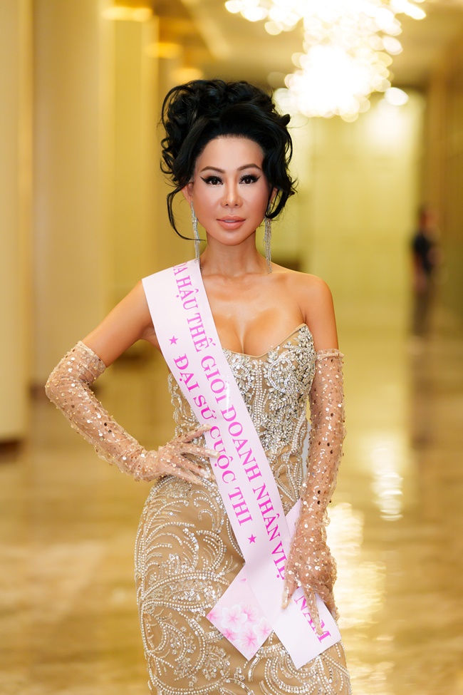 nu-hoang-du-lich-quoc-te-van-pham-tro-thanh-dai-su-hoa-hau-the-gioi-doanh-nhan-viet-nam-2026-tai-nuoc-ngoai 3
