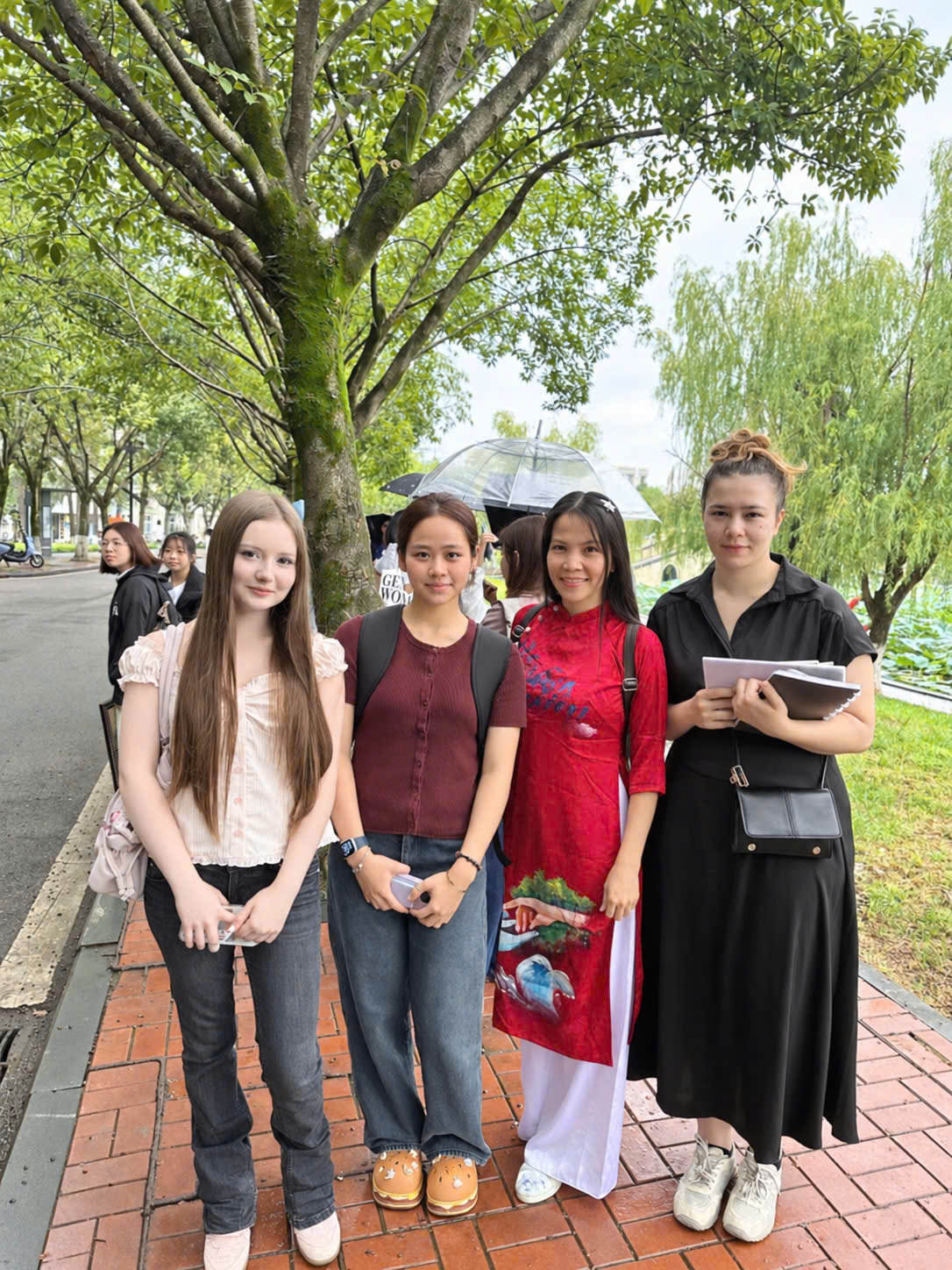 truc-thy-dien-ao-dai-khai-giang-o-trung-quoc-gay-chu-y-giua-lop-hoc-da-quoc-gia-1